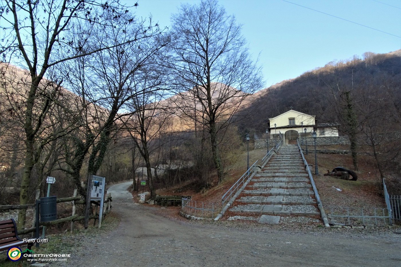 08 Parto dalla Chiesina dei Morti di Carenno (666 m).JPG